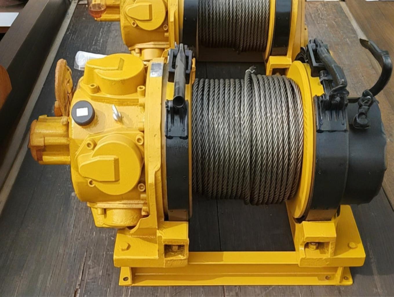Marine hydraulic systems and pumps