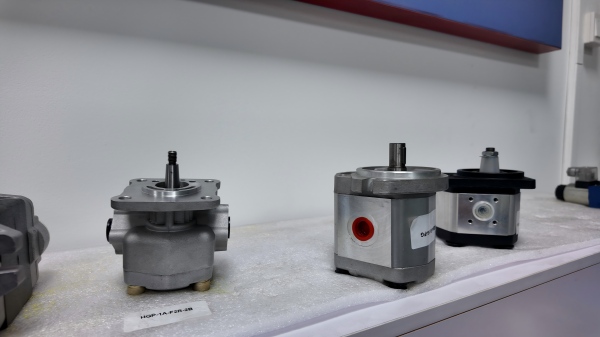 hydraulic cylinder structures and components