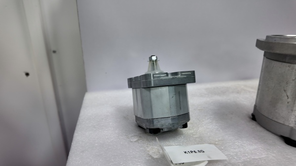 hydraulic flow control valve
