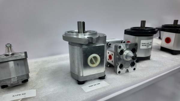 hydraulic flow control valve
