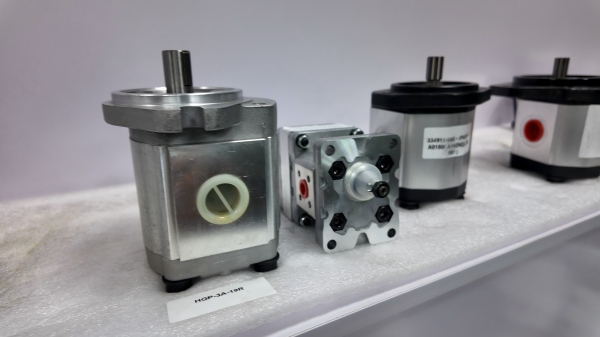 hydraulic flow control valve